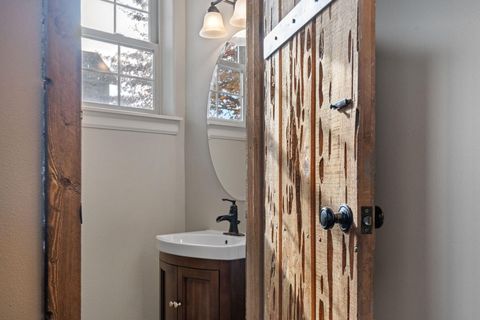 Tiny photo for 63131 NE De Haviland Street, Bend, OR 97701 (MLS # 220211637)