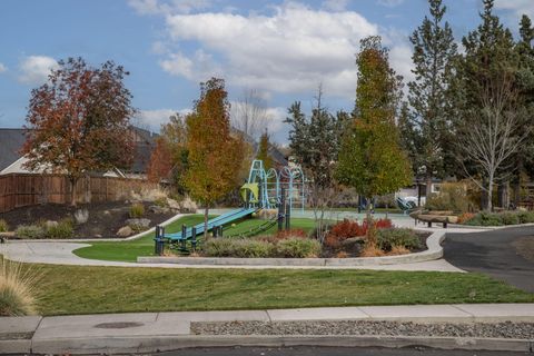 Tiny photo for 63131 NE De Haviland Street, Bend, OR 97701 (MLS # 220211637)