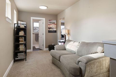 Tiny photo for 63131 NE De Haviland Street, Bend, OR 97701 (MLS # 220211637)