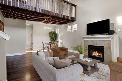 Tiny photo for 63131 NE De Haviland Street, Bend, OR 97701 (MLS # 220211637)