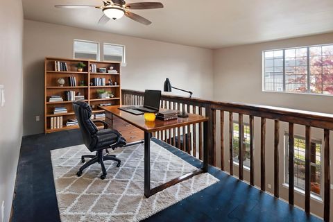 Tiny photo for 63131 NE De Haviland Street, Bend, OR 97701 (MLS # 220211637)