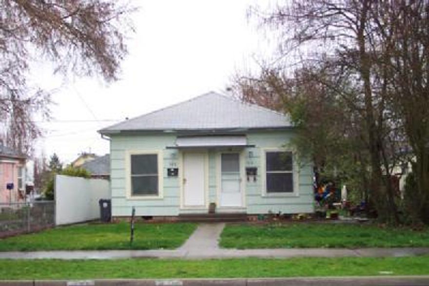 One bedroom one bath duplex. Alley access. Seperate shared laundry. Washer & dryer included in sale. Monthly rent $915. One seller is OR licensed Broker