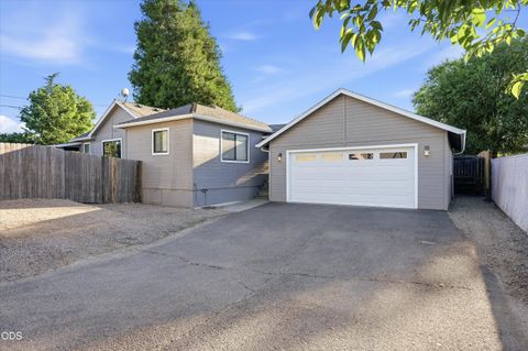 Photo of 1908 Cunningham Avenue, Medford, OR 97501 (MLS # 220223272)