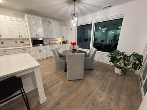 Tiny photo for 3842 NE Oakside Loop, Bend, OR 97701 (MLS # 220213108)