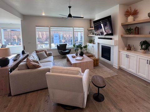 Tiny photo for 3842 NE Oakside Loop, Bend, OR 97701 (MLS # 220213108)