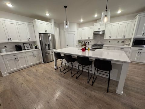 Tiny photo for 3842 NE Oakside Loop, Bend, OR 97701 (MLS # 220213108)