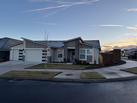 Tiny photo for 3842 NE Oakside Loop, Bend, OR 97701 (MLS # 220213108)