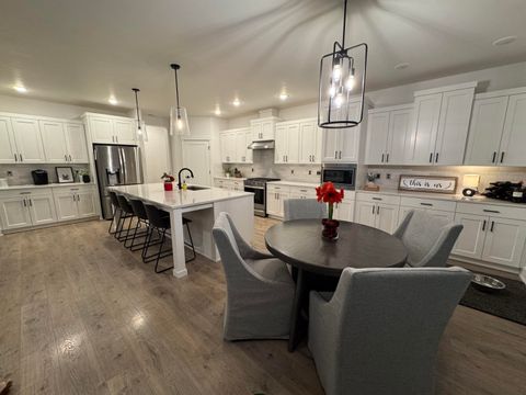 Tiny photo for 3842 NE Oakside Loop, Bend, OR 97701 (MLS # 220213108)