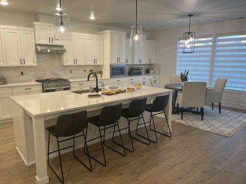 Tiny photo for 3842 NE Oakside Loop, Bend, OR 97701 (MLS # 220213108)