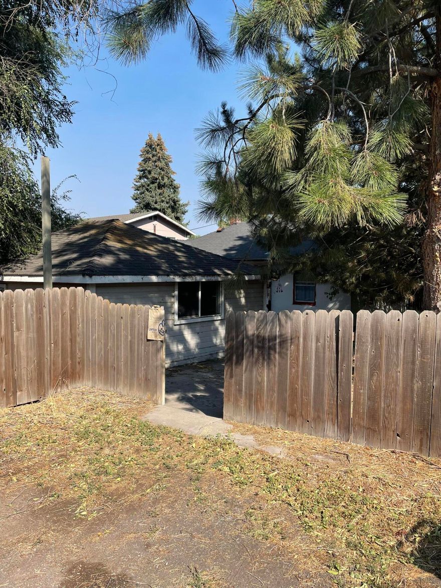 Cute neighborhood close to OIT, Sky Lakes Medical Center, Klamath Lake, and Harbor Isle Golf Course. Would make a great rental, Airbnb, or primary residence. The home is being sold as-is.