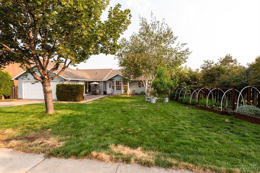 Nicely updated SW Redmond Home. Wood Look Tile Flooring. Pellet Stove. Lovely garden Area in Side Yard. Bonus Room/Den with Sliding Glass door onto Front Patio. Storage shed in back yard. Vaulted ceilings and Light bright interior.