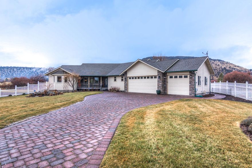 Premier curb appeal single story in golf course subdivision. Enter on the custom paver driveway with triple car garage. Large .43 acre lot. 3 bed 2.5 bath plus
office 1999 sqft. Custom stonework surround front porch makes a statement entry. Floor to ceiling masonry gas fireplace surround. New: carpet, interior paint, SS kitchen appliances, bathroom sinks, kitchen single basin SS sink w/ disposal and instahot. New AC unit, and utility sink in
garage. Enjoy beautiful sunsets off the rimrock on your large back trex deck. Wired for hot tub. Updated hardware and lighting throughout. Truly a one of a kind
masterpiece.