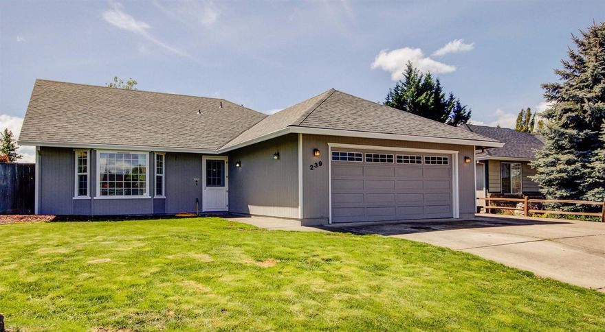 Wonderful location for this well cared for home, in the Woodside Park Subdivision! Close to Stewart Meadows Golf Course, schools and shopping. 3 bedrooms / 2 full baths and large utility room! Vaulted ceilings with an open floor plan. Covered patio, paved and gated RV parking. Brand new 30 year comp roof and exterior paint, completed April 2016. This home is move-in ready!
