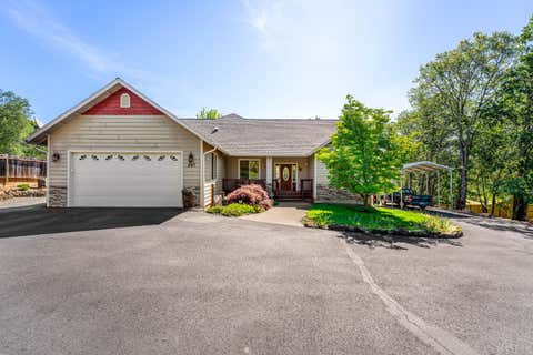 Photo of 847 Three Pines Road, Grants Pass, OR 97526 (MLS # 220221162)