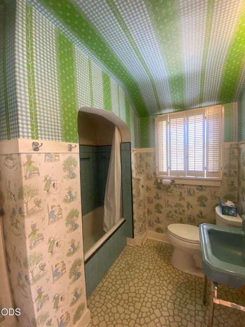 Tiny photo for 1947 Portland Street, Klamath Falls, OR 97601 (MLS # 220223952)