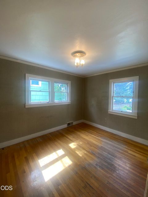 Tiny photo for 1947 Portland Street, Klamath Falls, OR 97601 (MLS # 220223952)