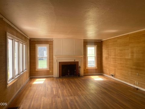 Tiny photo for 1947 Portland Street, Klamath Falls, OR 97601 (MLS # 220223952)