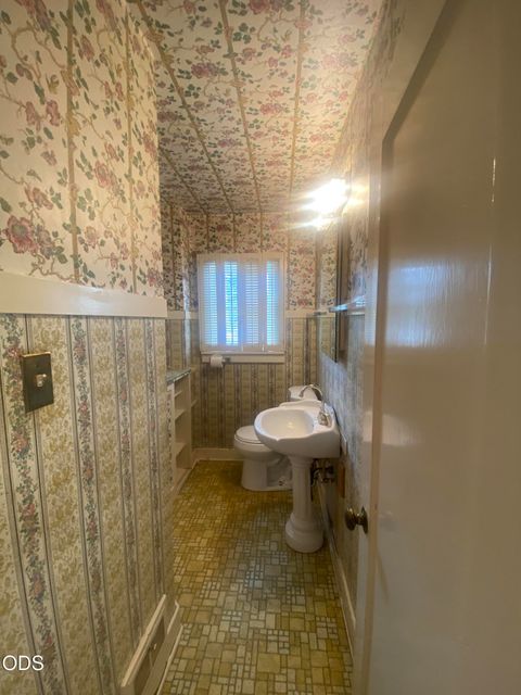 Tiny photo for 1947 Portland Street, Klamath Falls, OR 97601 (MLS # 220223952)