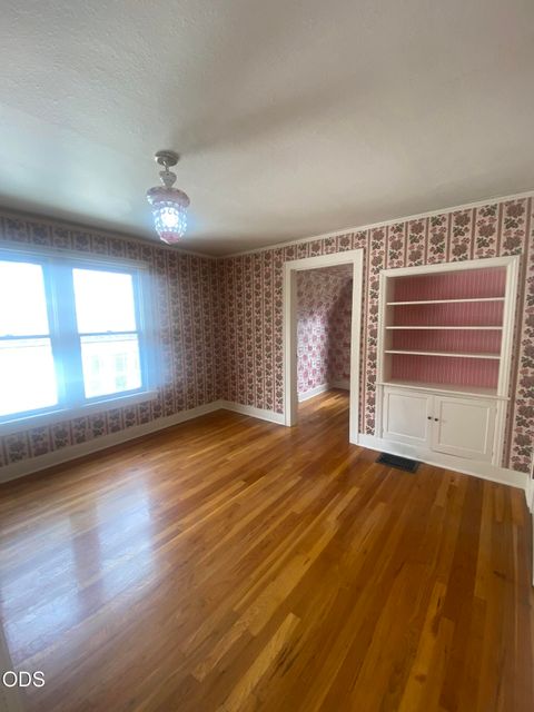 Tiny photo for 1947 Portland Street, Klamath Falls, OR 97601 (MLS # 220223952)