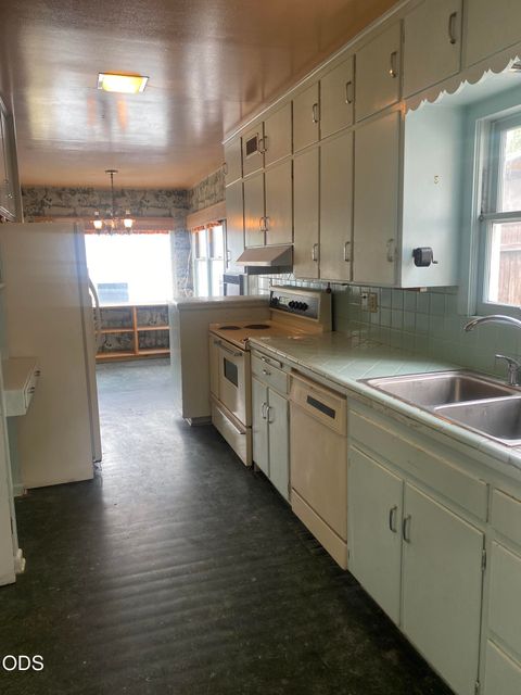 Tiny photo for 1947 Portland Street, Klamath Falls, OR 97601 (MLS # 220223952)