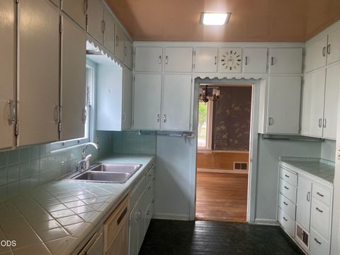 Tiny photo for 1947 Portland Street, Klamath Falls, OR 97601 (MLS # 220223952)