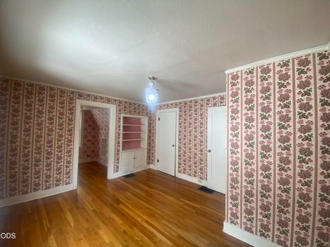 Tiny photo for 1947 Portland Street, Klamath Falls, OR 97601 (MLS # 220223952)