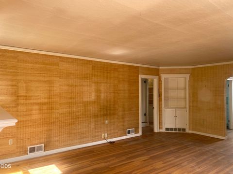 Tiny photo for 1947 Portland Street, Klamath Falls, OR 97601 (MLS # 220223952)