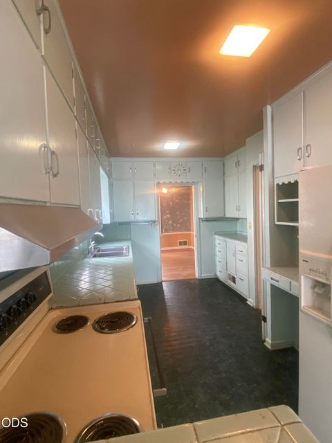 Tiny photo for 1947 Portland Street, Klamath Falls, OR 97601 (MLS # 220223952)