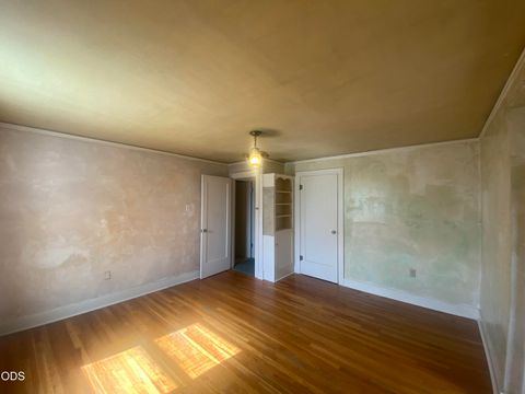 Tiny photo for 1947 Portland Street, Klamath Falls, OR 97601 (MLS # 220223952)