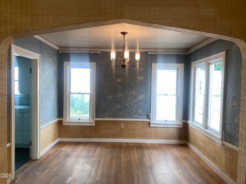 Tiny photo for 1947 Portland Street, Klamath Falls, OR 97601 (MLS # 220223952)