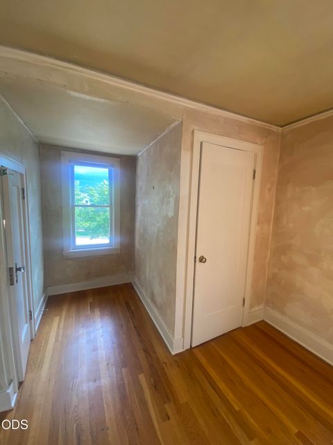 Tiny photo for 1947 Portland Street, Klamath Falls, OR 97601 (MLS # 220223952)