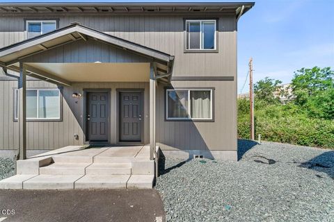 Photo of 610 N Main Street #4D, Phoenix, OR 97535 (MLS # 220223230)