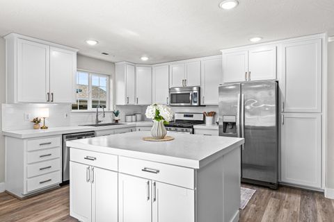 Tiny photo for 981 Garden Springs Circle, Medford, OR 97504 (MLS # 220214098)