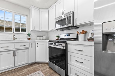 Tiny photo for 981 Garden Springs Circle, Medford, OR 97504 (MLS # 220214098)