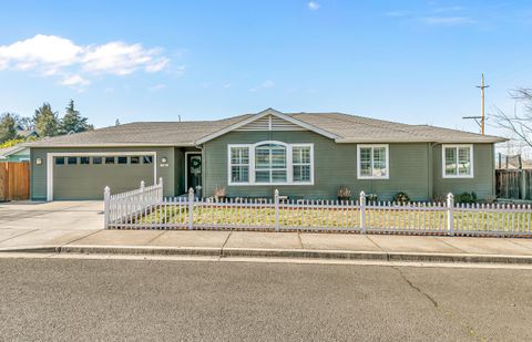 Photo of 981 Garden Springs Circle, Medford, OR 97504 (MLS # 220214098)