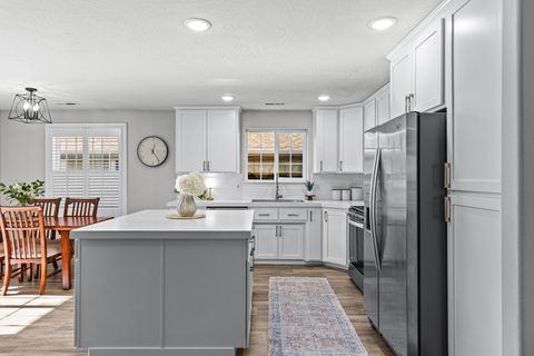 Tiny photo for 981 Garden Springs Circle, Medford, OR 97504 (MLS # 220214098)