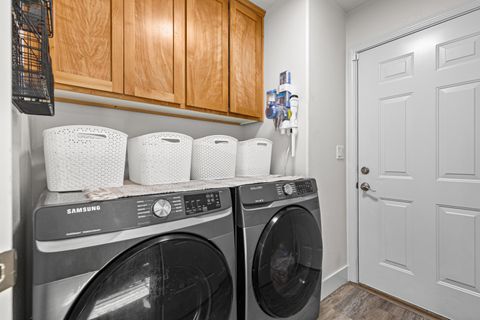 Tiny photo for 981 Garden Springs Circle, Medford, OR 97504 (MLS # 220214098)