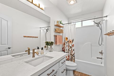 Tiny photo for 981 Garden Springs Circle, Medford, OR 97504 (MLS # 220214098)