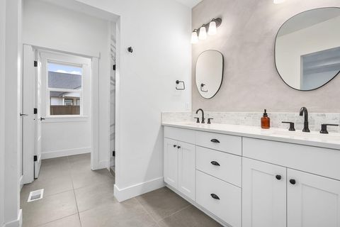 Tiny photo for 4327 SW Badger Creek Drive, Redmond, OR 97756 (MLS # 220212733)