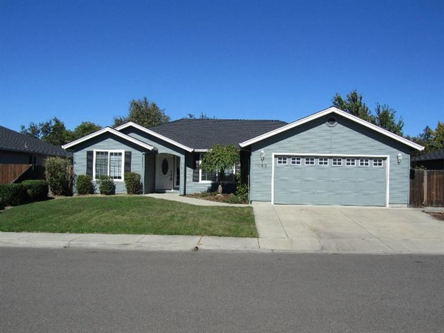 Very nice home in a great neighborhood that is clean and move-in ready. Wood floors in entry, kitchen and breakfast nook, brand new carpeting and newly painted. Split floor plan. Master with walk-in closet, gas fireplace in great room, breakfast nook and eating bar, separate dining area, covered patio, gazebo, water fountain in back, garden area on side of house and mountain and table rock views from the back yard.