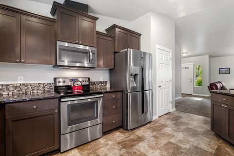 Tiny photo for 769 Portland Avenue, Grants Pass, OR 97526 (MLS # 220219565)