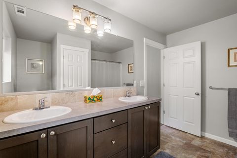 Tiny photo for 769 Portland Avenue, Grants Pass, OR 97526 (MLS # 220219565)