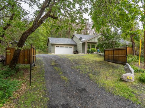 Tiny photo for 769 Portland Avenue, Grants Pass, OR 97526 (MLS # 220219565)