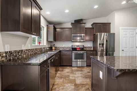 Tiny photo for 769 Portland Avenue, Grants Pass, OR 97526 (MLS # 220219565)