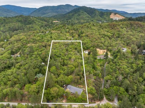 Tiny photo for 769 Portland Avenue, Grants Pass, OR 97526 (MLS # 220219565)