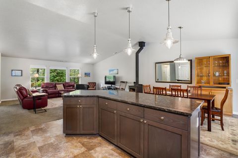 Tiny photo for 769 Portland Avenue, Grants Pass, OR 97526 (MLS # 220219565)