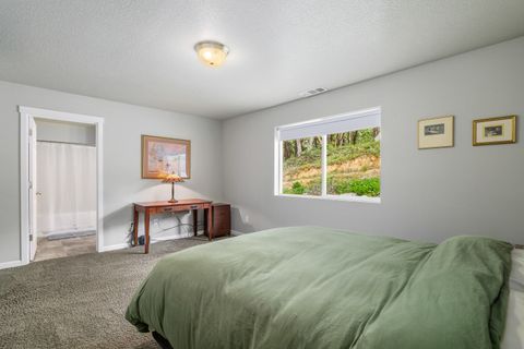 Tiny photo for 769 Portland Avenue, Grants Pass, OR 97526 (MLS # 220219565)