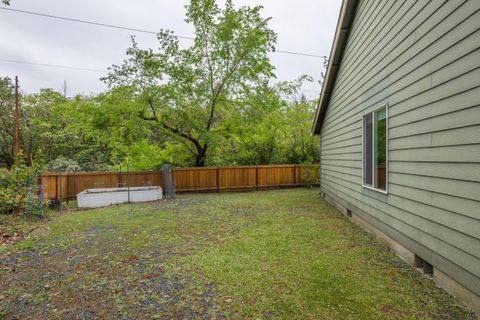 Tiny photo for 769 Portland Avenue, Grants Pass, OR 97526 (MLS # 220219565)