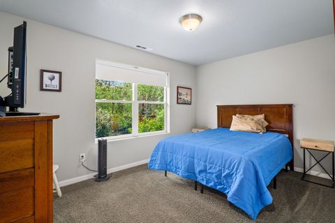 Tiny photo for 769 Portland Avenue, Grants Pass, OR 97526 (MLS # 220219565)
