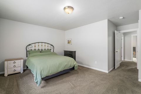 Tiny photo for 769 Portland Avenue, Grants Pass, OR 97526 (MLS # 220219565)